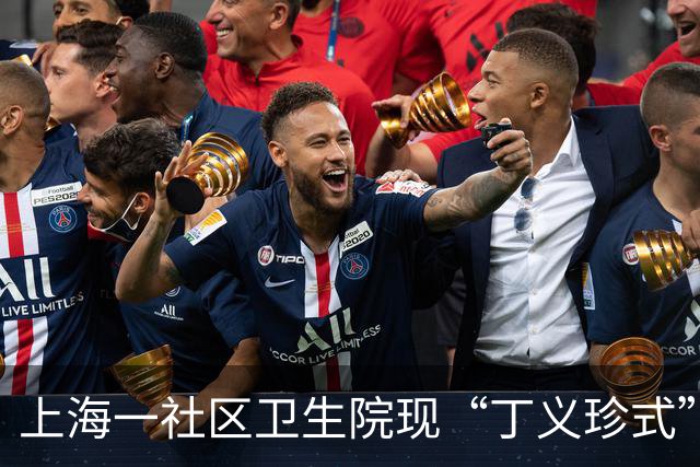 上海一社区卫生院现“丁义珍式”窗口，老人半跪着挂号沟通，院方回应：窗口不影响正常沟通和物品传递